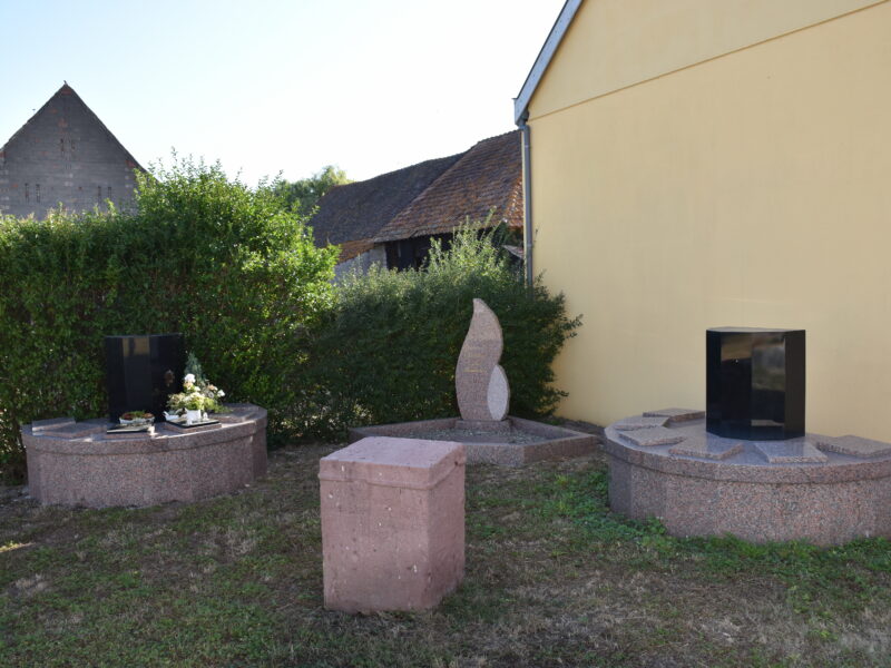 Columbarium en granit installé pour la commune d'Appenwihr — vue de détail