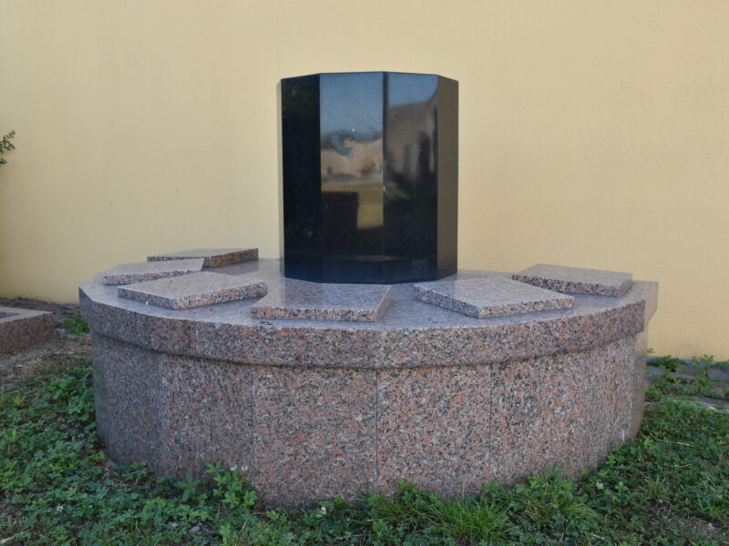 Columbarium en granit installé pour la commune d'Appenwihr — vue d'ensemble