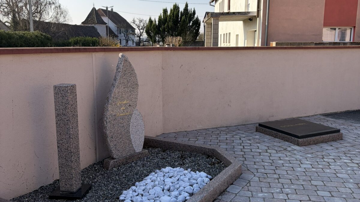 Columbarium en granit, commune de Nambsheim (2025) — vue 1