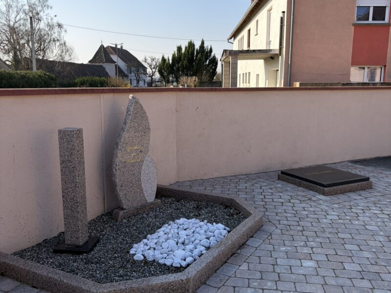 Columbarium en granit, commune de Nambsheim (2025) — vue 1