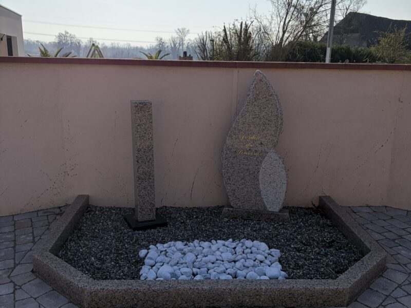 Columbarium en granit, commune de Nambsheim (2025) — vue 2