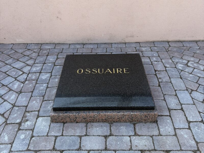 Ossuaire Nambsheim — granit noir fin d'Afrique, intégré au site cinéraire communal