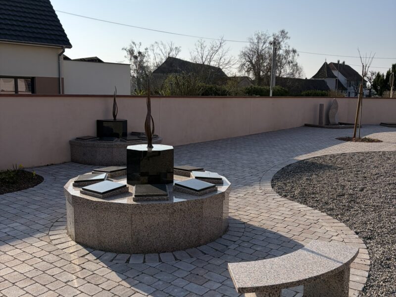 Columbarium Nambsheim — modèle Prestige courbe 14 concessions en granit Rose Porrino