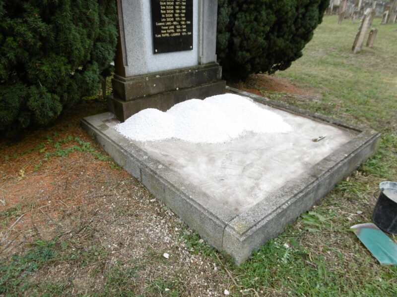 Monument aux morts en granit de la commune de Herrlisheim — vue 2