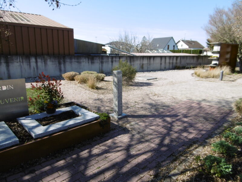 Columbarium en granit installé pour la commune de Fessenheim — vue 3