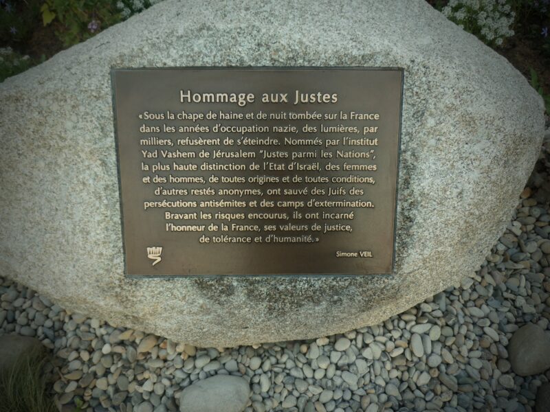 Monument aux morts en granit de la commune de Colmar — vue 1