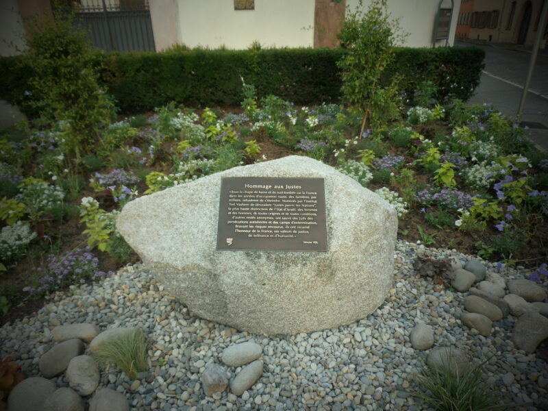 Monument aux morts en granit de la commune de Colmar — vue 2