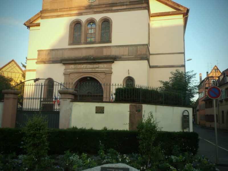 Monument aux morts en granit de la commune de Colmar — vue 3