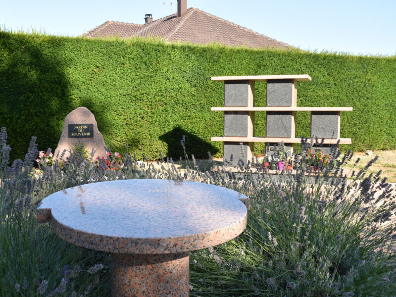 Columbarium en granit pour la commune de Sundhoffen — niches refermées