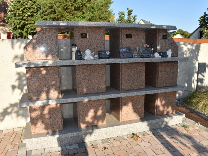 Columbarium en granit, commune de Volgelsheim (2020) — vue 1