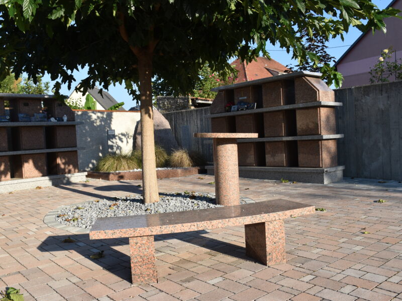 Columbarium en granit, commune de Volgelsheim (2020) — vue 3