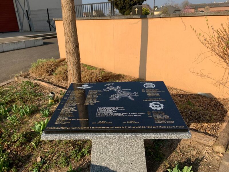 Plaque commémorative en granit pour la commune de Durrenentzen — vue 1