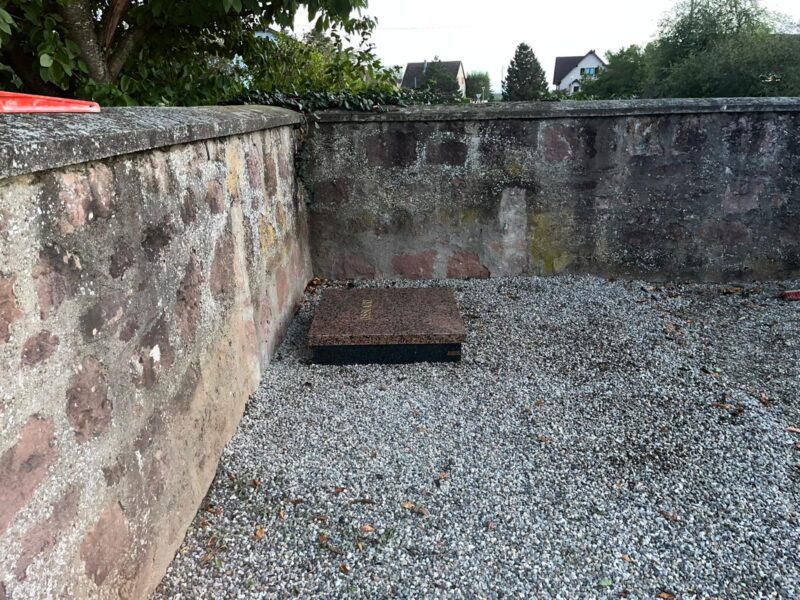 Ossuaire communal en granit pour la commune de Raedersheim — vue 1