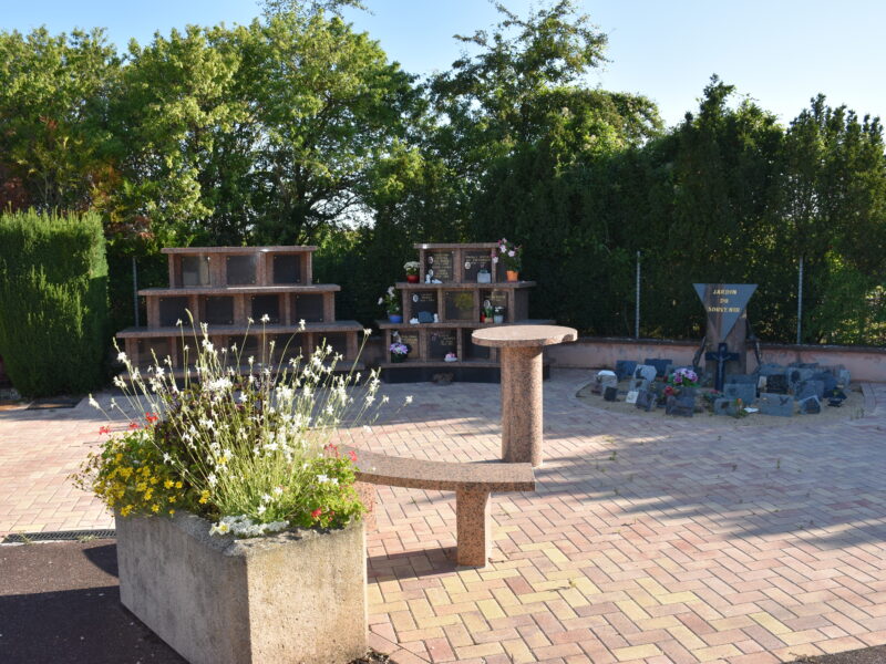 Columbarium Wolfgantzen — Monobloc paysager 12 concessions en granit noir et rose