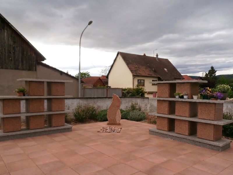 Columbarium monobloc en granit, commune de Herrlisheim (ROTH 2010) — vue 3