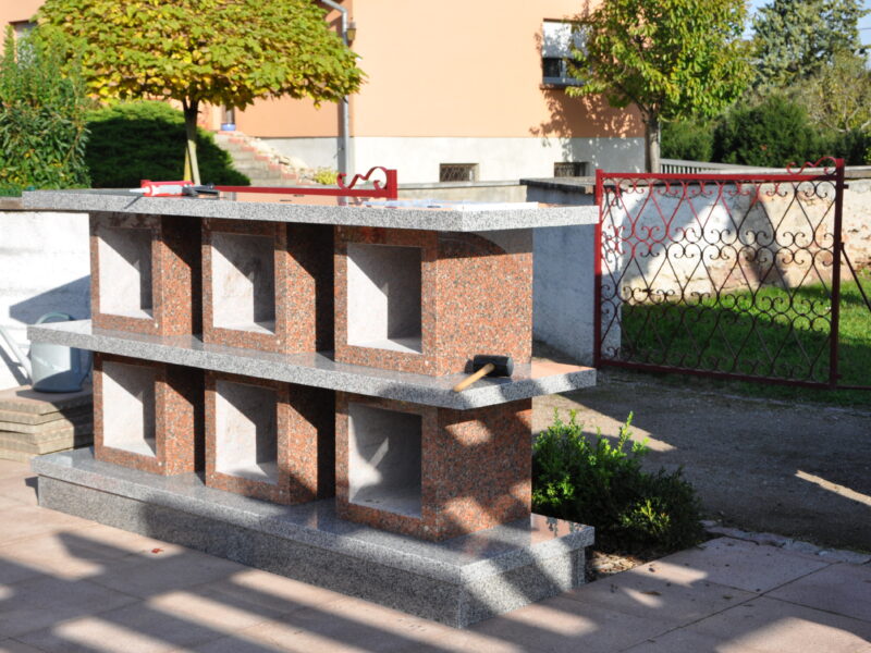 Montage du columbarium monobloc à Herrlisheim — étape 4 du chantier