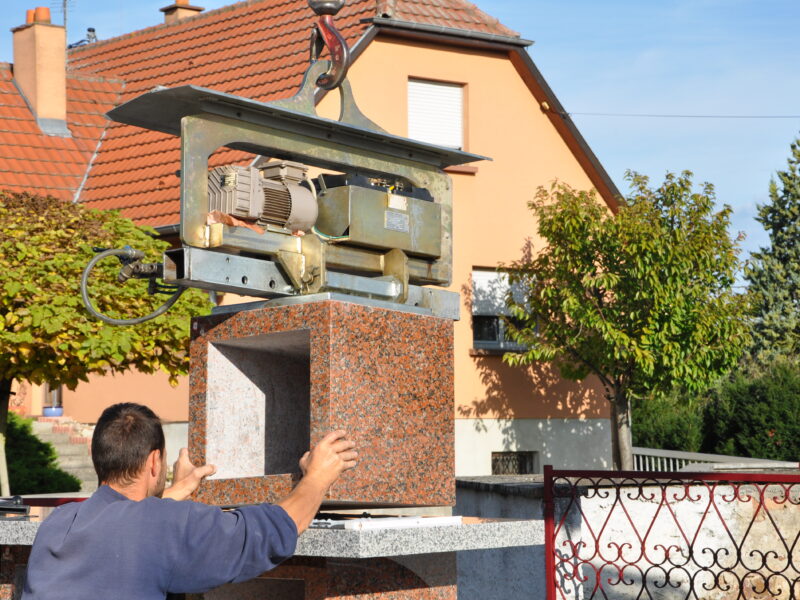 Montage du columbarium monobloc à Herrlisheim — étape 5 du chantier