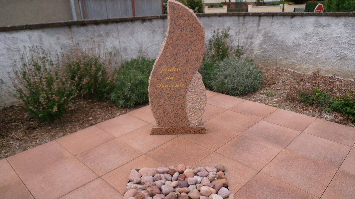Jardin du souvenir Herrlisheim — stèle flamme et colonne pivotante en granit